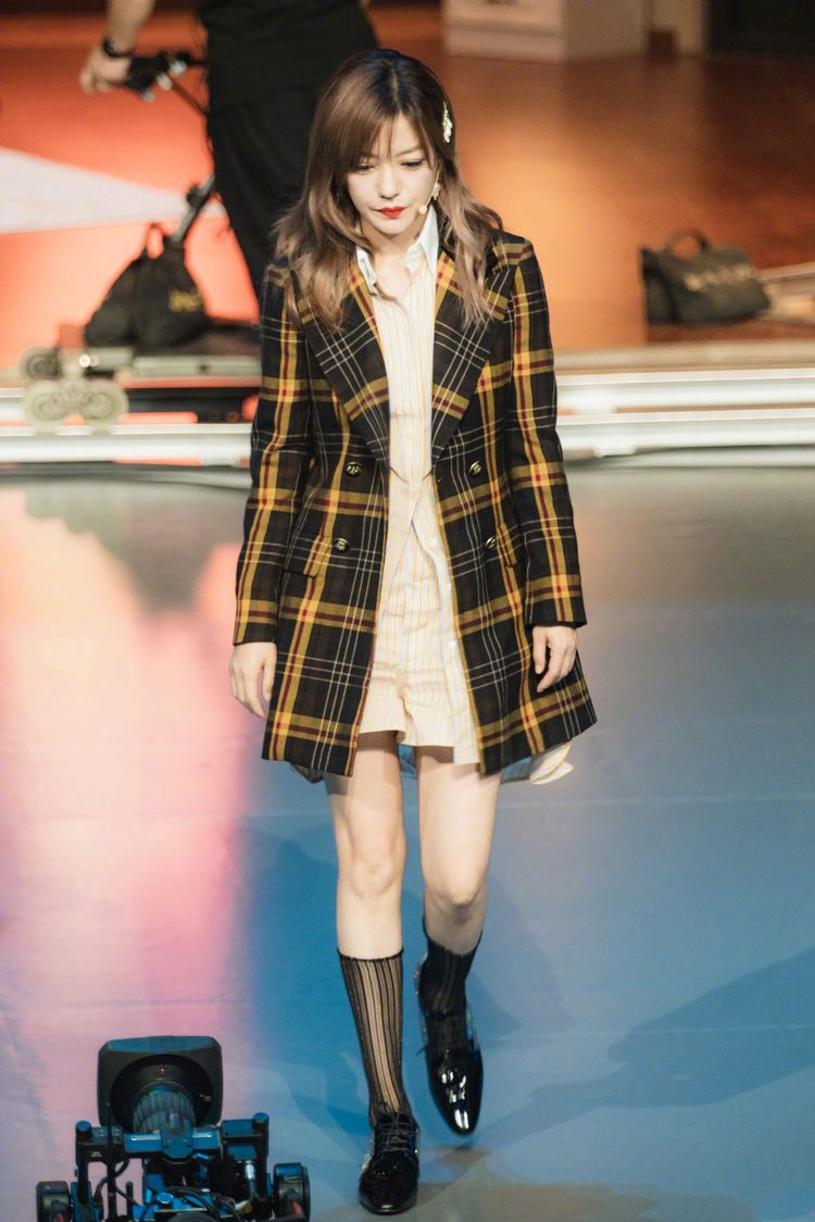 “小燕子”赵薇也老了，穿白西装很干练，可生图下肌肤松弛好憔悴