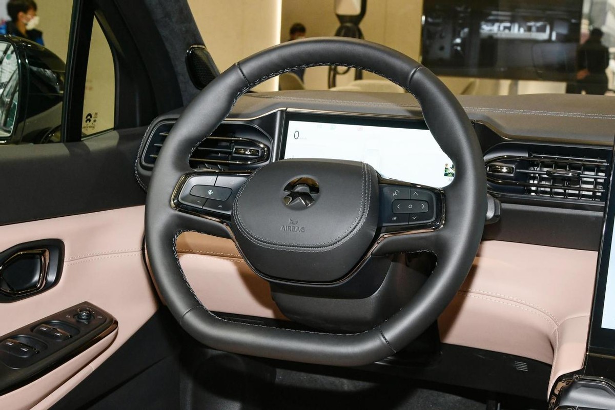 蔚来全新es8上市多少钱,60万买新款蔚来es8值得吗