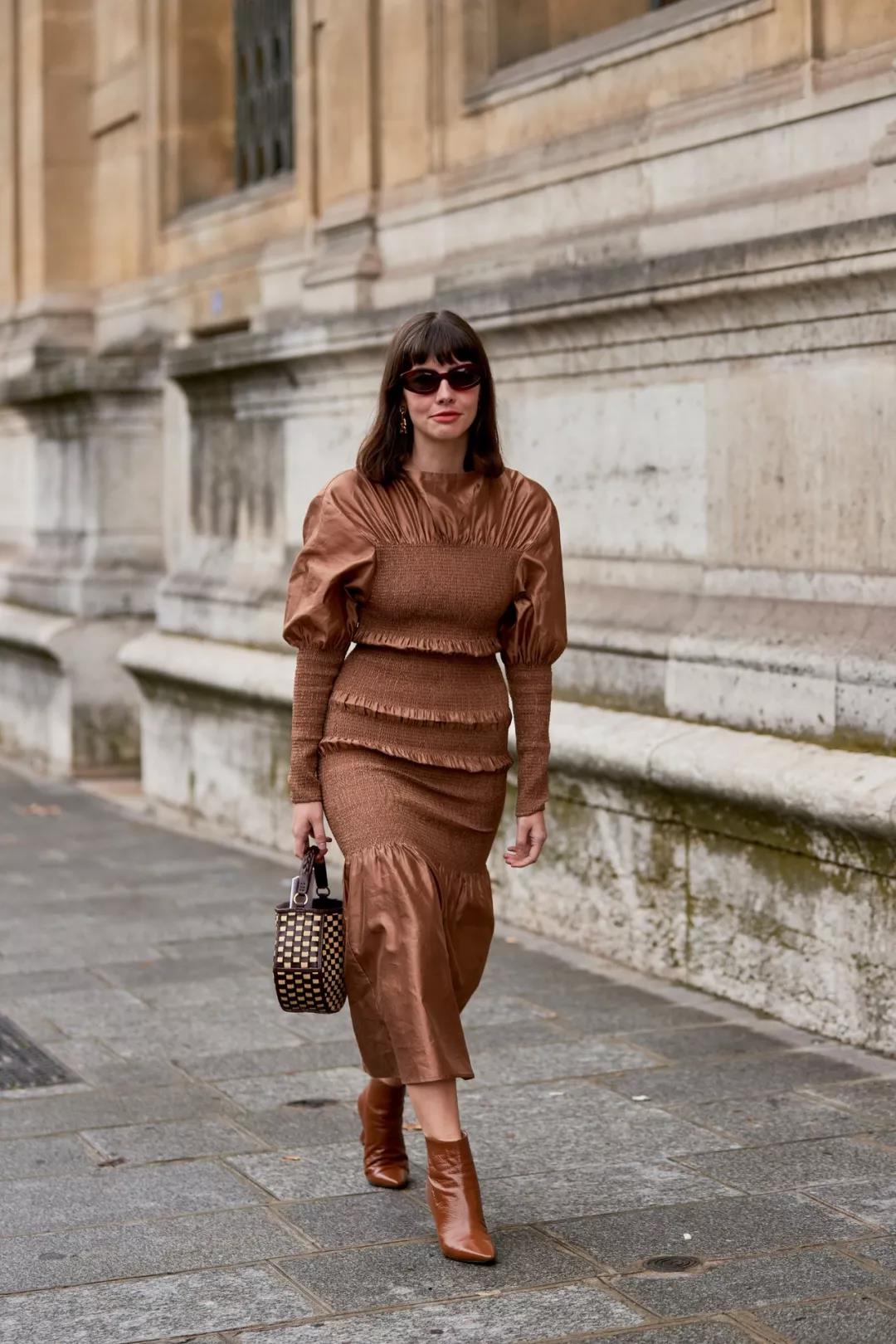 巧克力色中长款搭配,巧克力色搭配什么颜色内搭好看