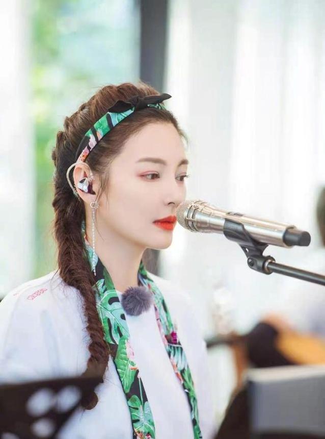 发带带来女神气质,明星戴过的发带