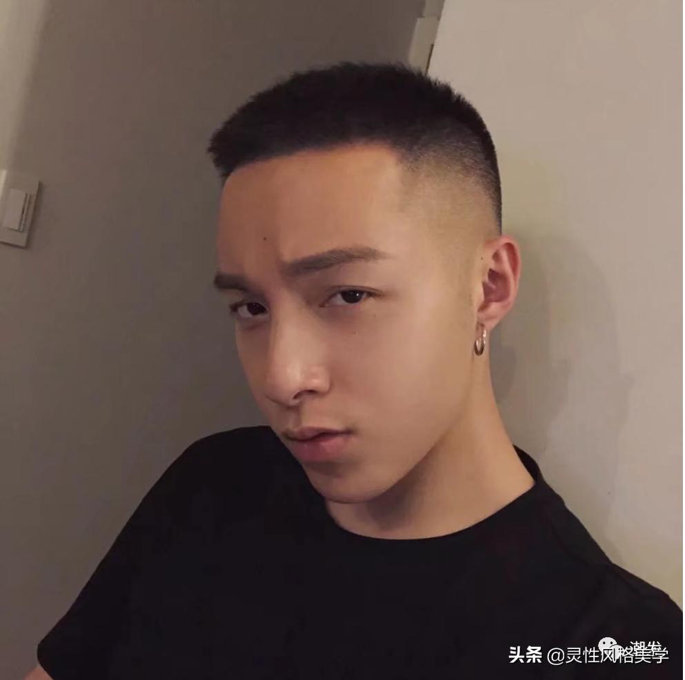 两边铲光的扎发狼尾发型男,2021年最流行男发武士头
