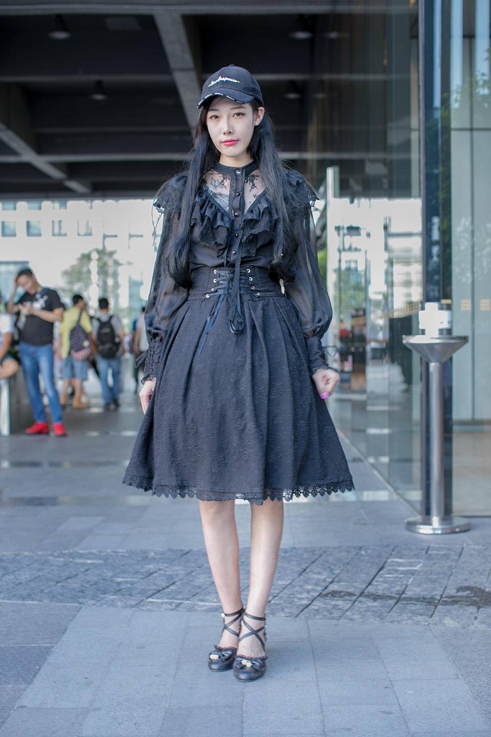 街拍潮人的二次元穿搭,樱桃洋装可爱萝莉风,百褶裙混搭可盐可甜