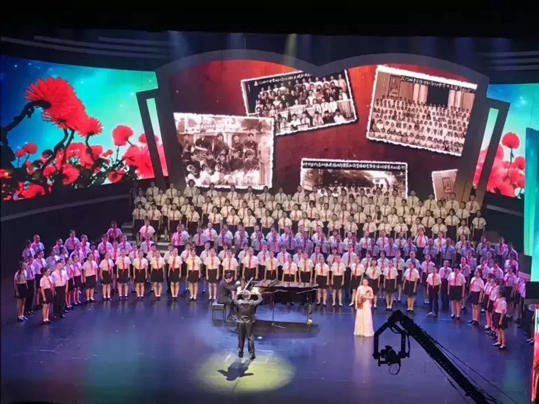 很多人挤破脑袋都想进的学校,万千学子挤破脑袋都要进大学