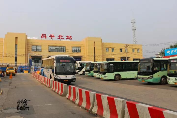 火车来了行人车辆请注意安全,行人车辆请注意火车就要来了