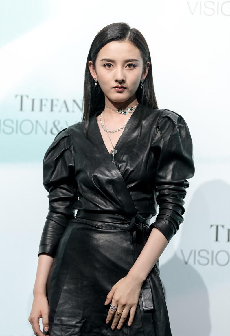 宋祖儿粉色针织配粉色缎面工装裤,宋祖儿披肩花边