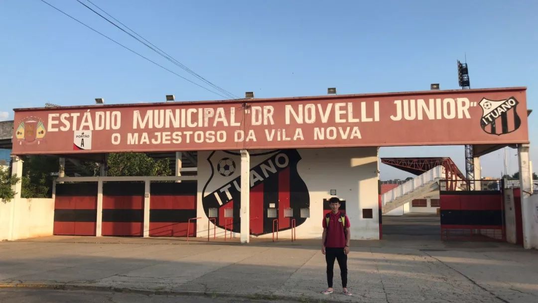 在巴西踢足球的中国小帅哥,巴西贫民窟足球少年