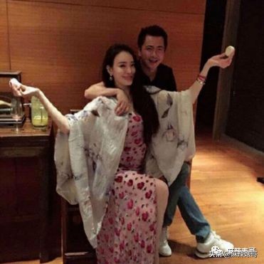 老公夜会嫩模转1万,小S却一个包背10年,这婚姻好不好她不知道?