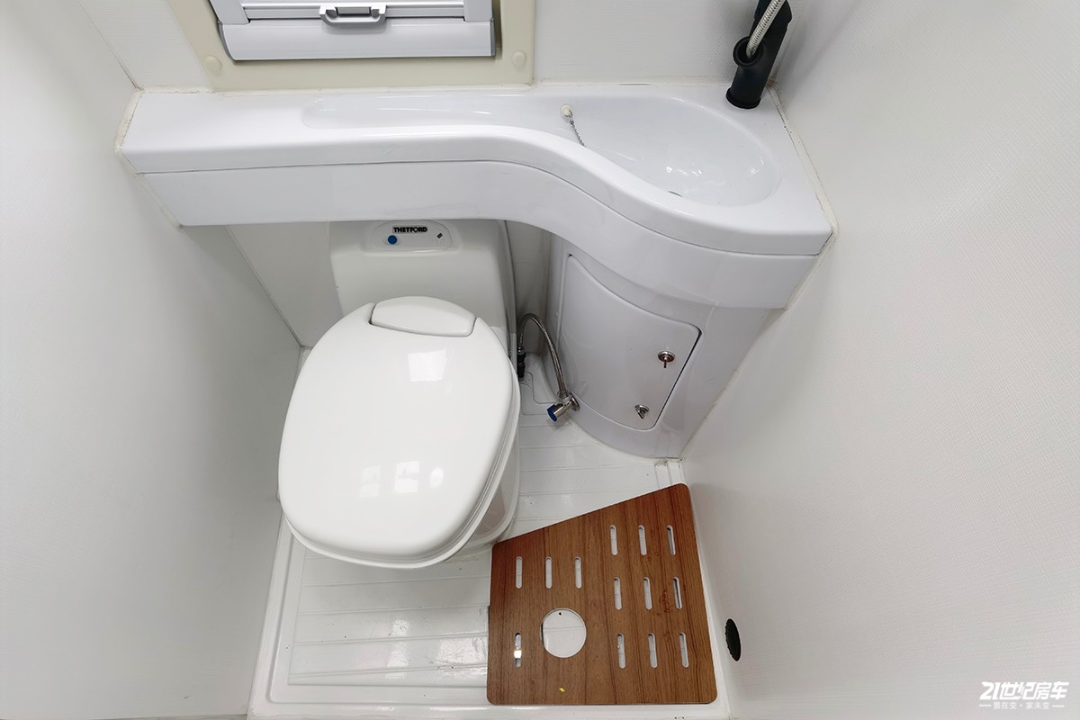 想要大空间？没门！恒温系统打造舒适二人世界，卫航V590B型房车