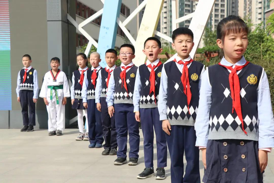 运动彰显活力,健康放飞梦想:天府四小四(8)中队*旗国**下讲话