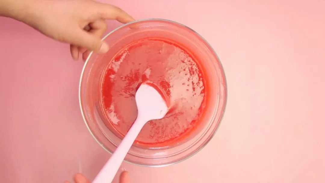 满满的草莓香味的慕斯，不用烤箱就能做、简单快手！