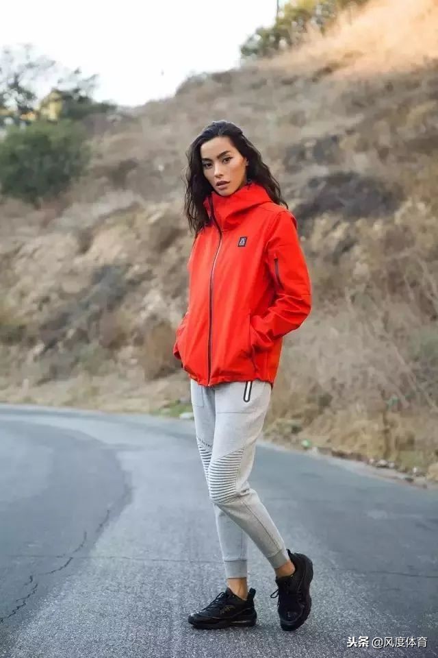 *窥偷**女神AdrianneHo的ins照片,我仿佛打开了新世界的大门……