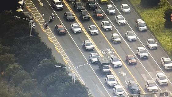 有司机看着换胎工具一筹莫展，有小车P档锁死无法动弹，都被交警轻松解决