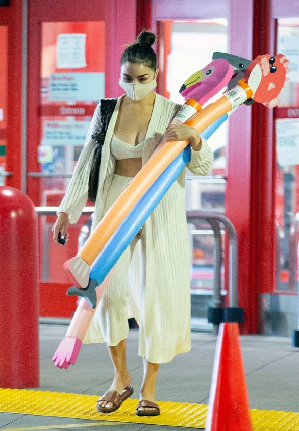 奥莉维亚·库尔普身穿长款条纹雪纺开衫，轻盈飘逸，仙气十足