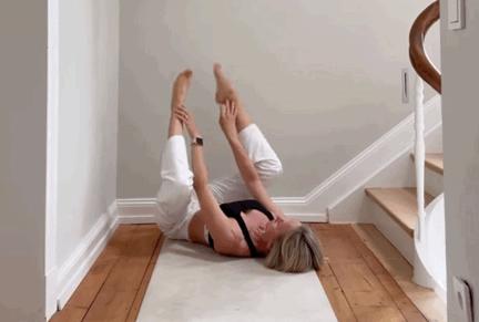 练瑜伽简单的拉伸动作是怎么练习,瑜伽每天必练8个拉伸动作