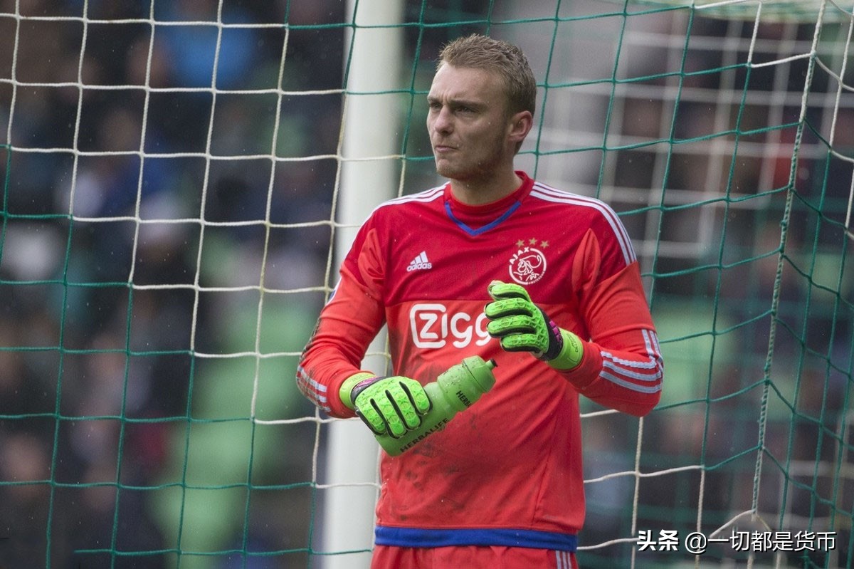 守门员什么时候可以进攻,守门员没有球怎么练扑救