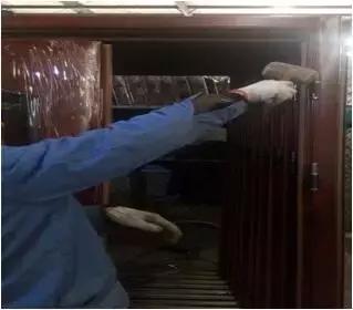 防盗门上缝隙不均怎样调,防盗门划掉漆怎么修复