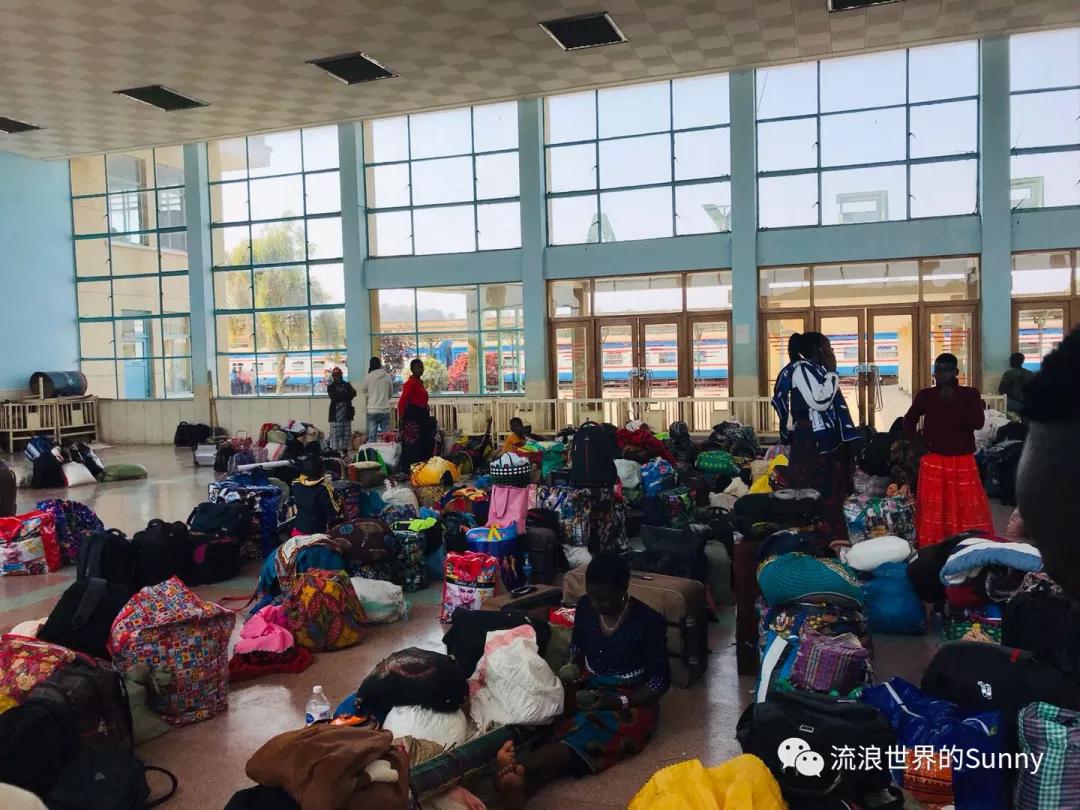 流浪非洲，乘坐中国援建火车去赞比亚，满满的亲切