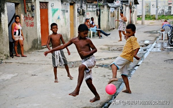 巴西贫民窟真实状况,巴西贫民窟孩子踢球
