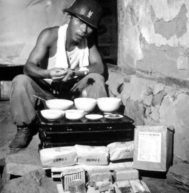 部队火锅确实是泔水桶掏弄出来的食物，但不应对“穷人乐”歧视