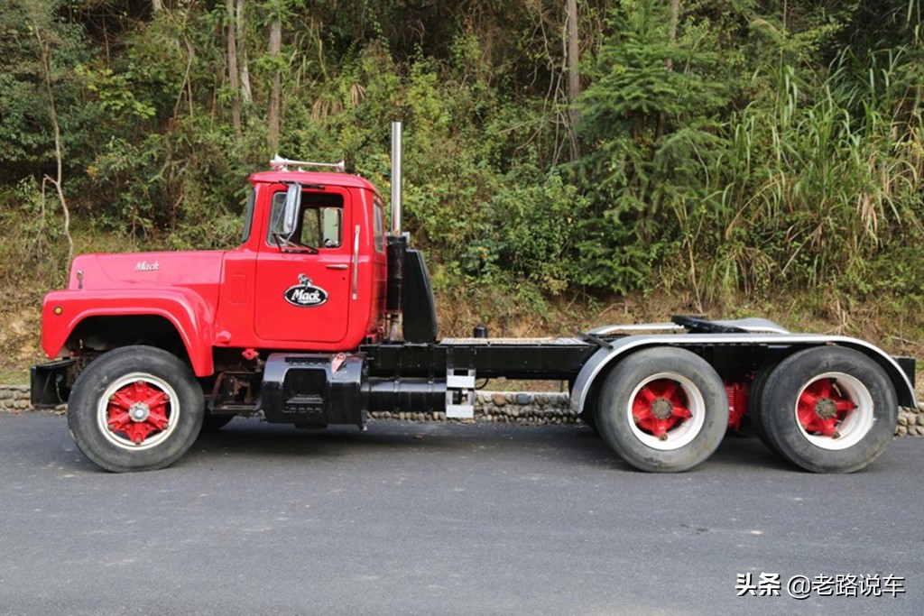 斗牛犬品牌卡车,斗牛犬在汽车上的视频