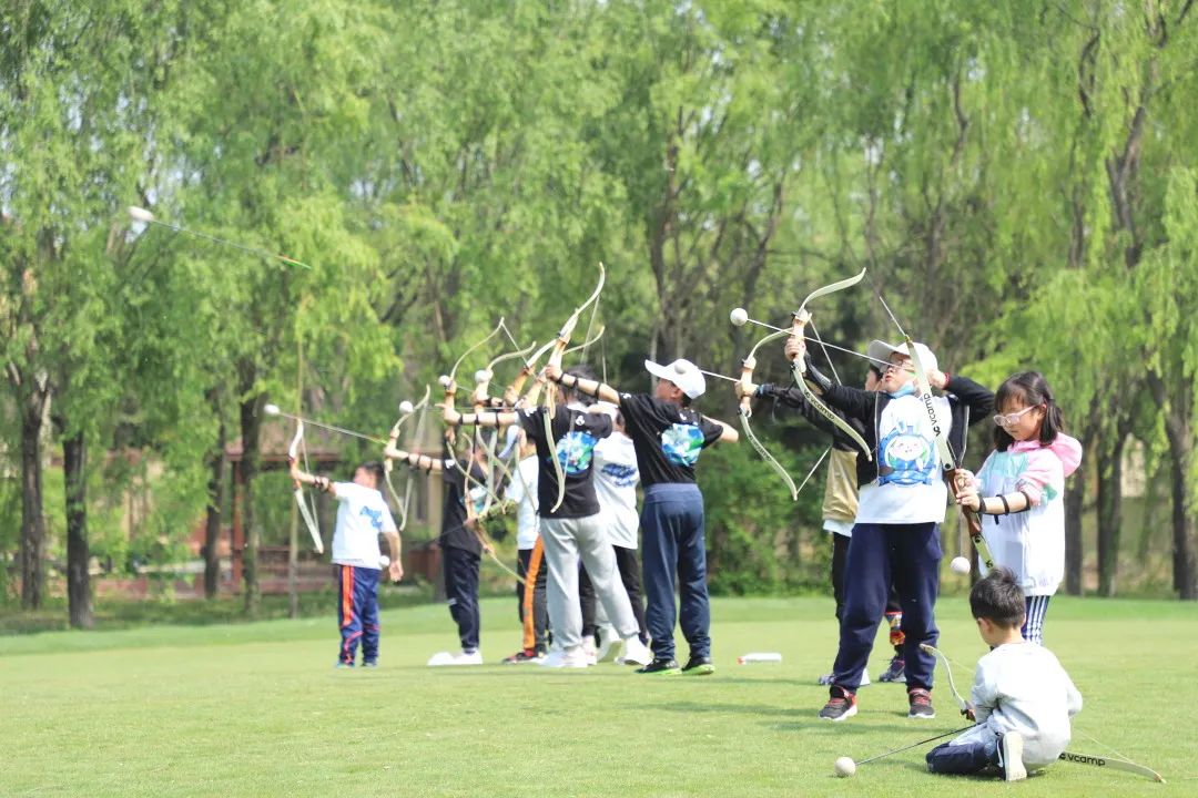 南瓜田冬令营,儿童参加山地自行车越野赛