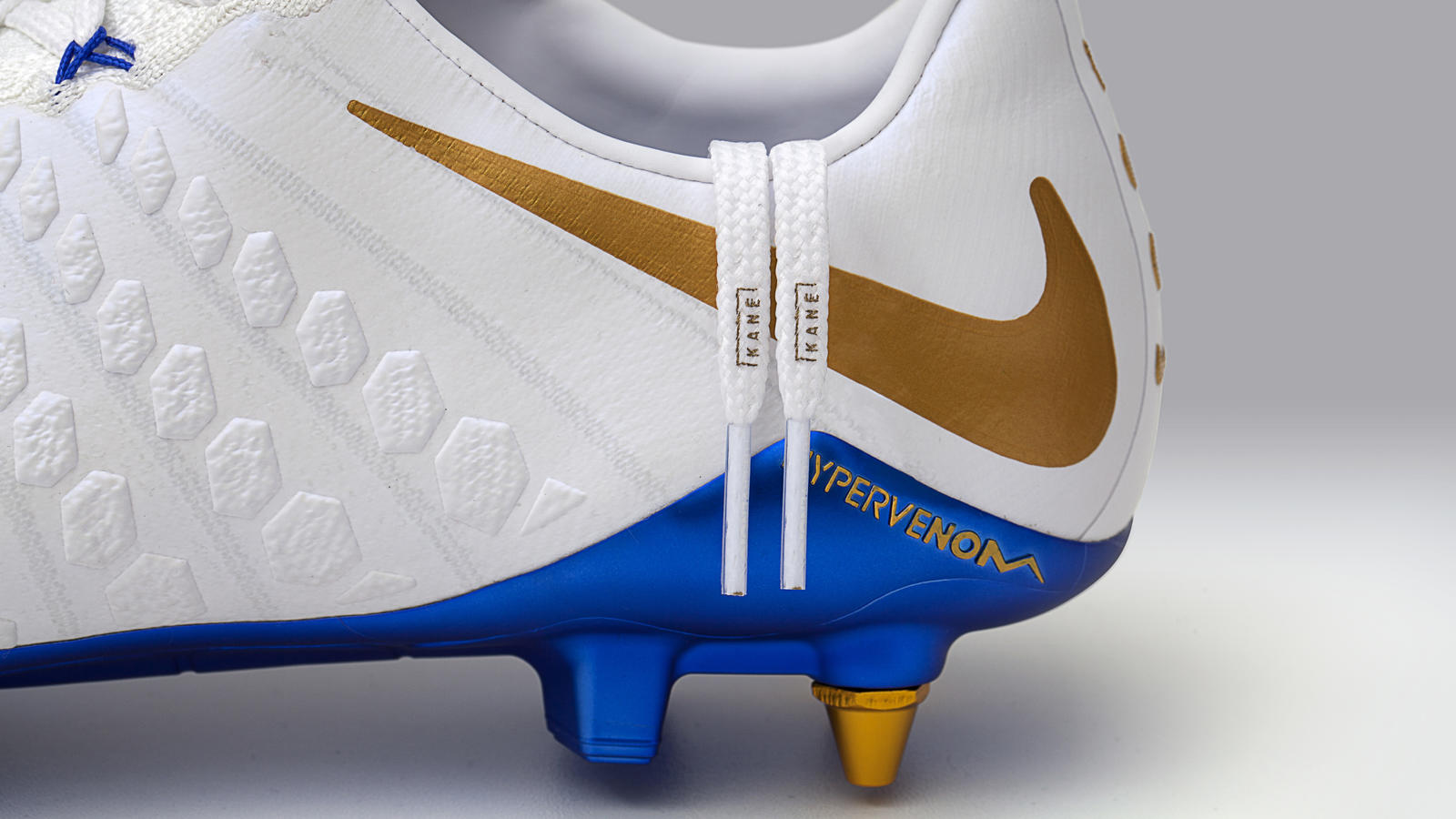 梅西和c罗为什么没有签名鞋,c罗刺客黑球鞋