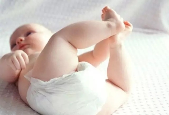 宝宝总是便秘不拉粑粑,新生儿不拉臭臭便秘还是攒肚