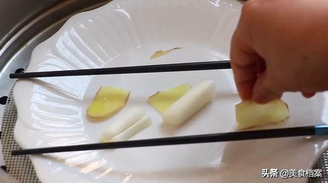 清蒸鲳鱼怎么做法比较好吃,清蒸五彩鲳鱼的做法和步骤