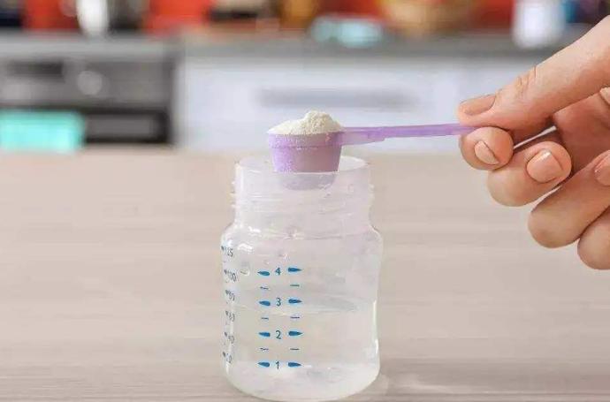 婴儿奶粉0-6个月冲泡,喝奶粉的宝宝晚上冲泡奶粉小妙招