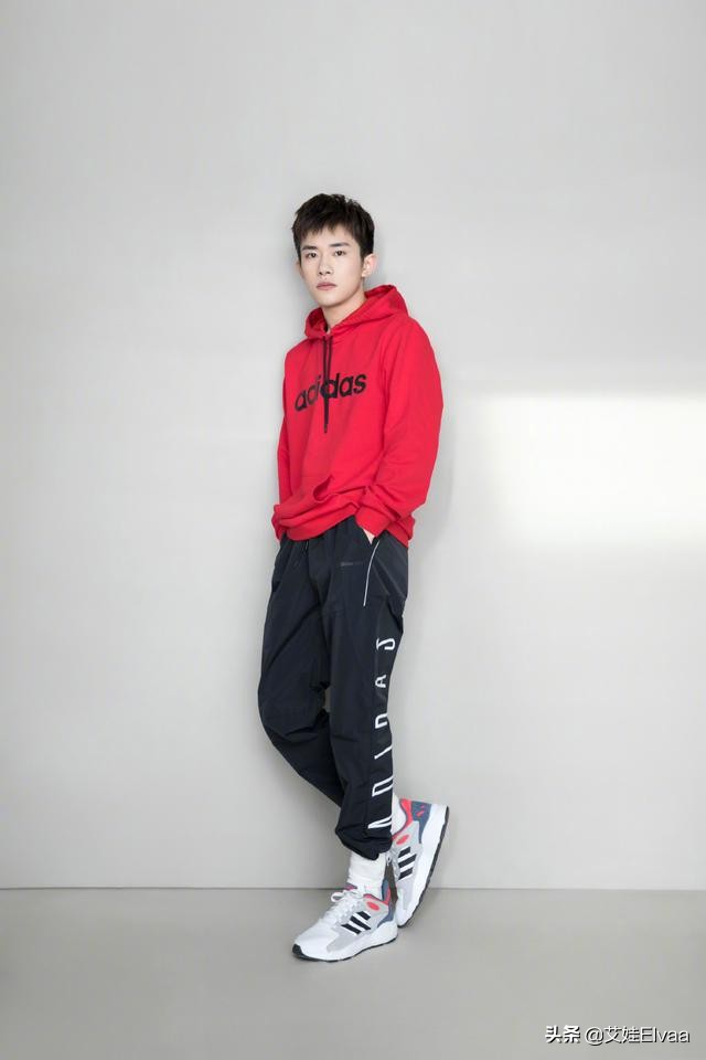 易烊千玺红色西装黑色短袖,易烊千玺没穿秋裤