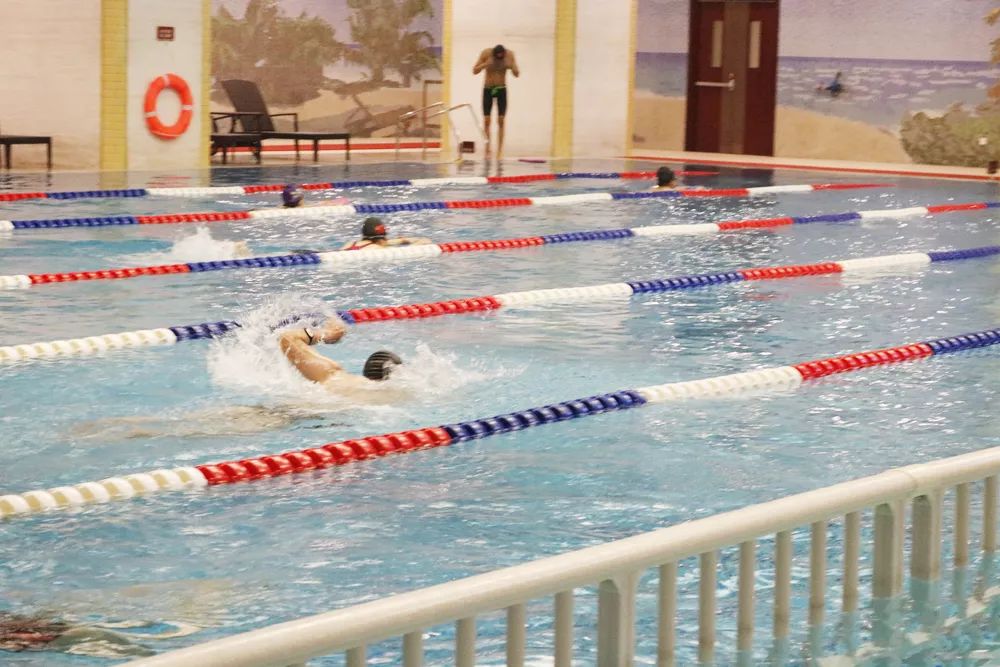 为什么游泳游得腰疼,游泳腰疼可以继续游吗