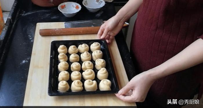 普通面粉自制蜂蜜小面包,3分钟制作蜂蜜小面包香甜酥软