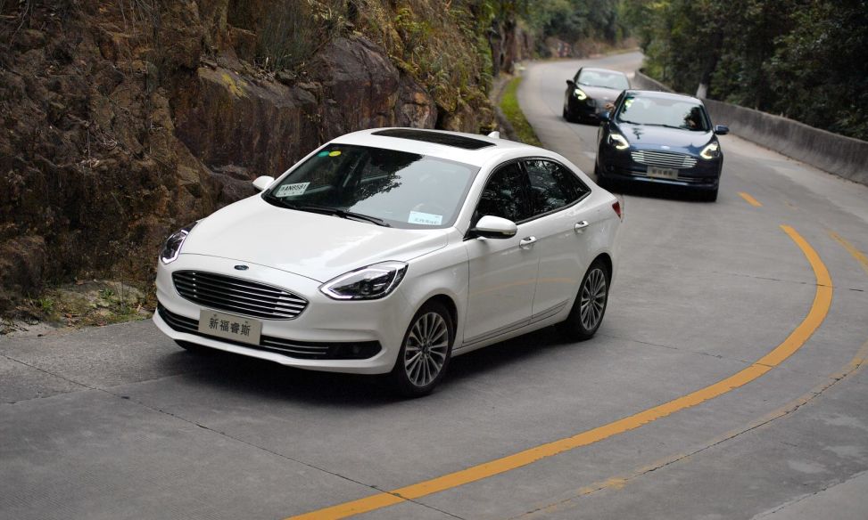 福特福睿斯和日产轩逸哪个更省油,福特福睿斯加不起油