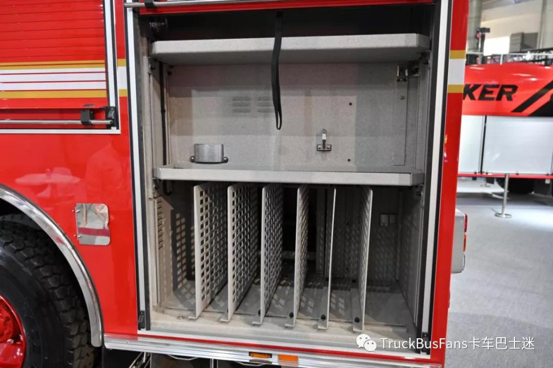 豪士科超高层供液消防车,供液能力达到420米,采用550马力底盘