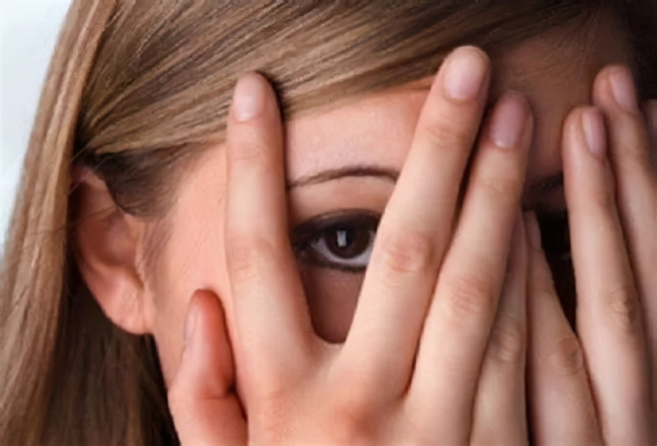 初中生女孩经常发烧怎么回事,16岁女孩学校发烧