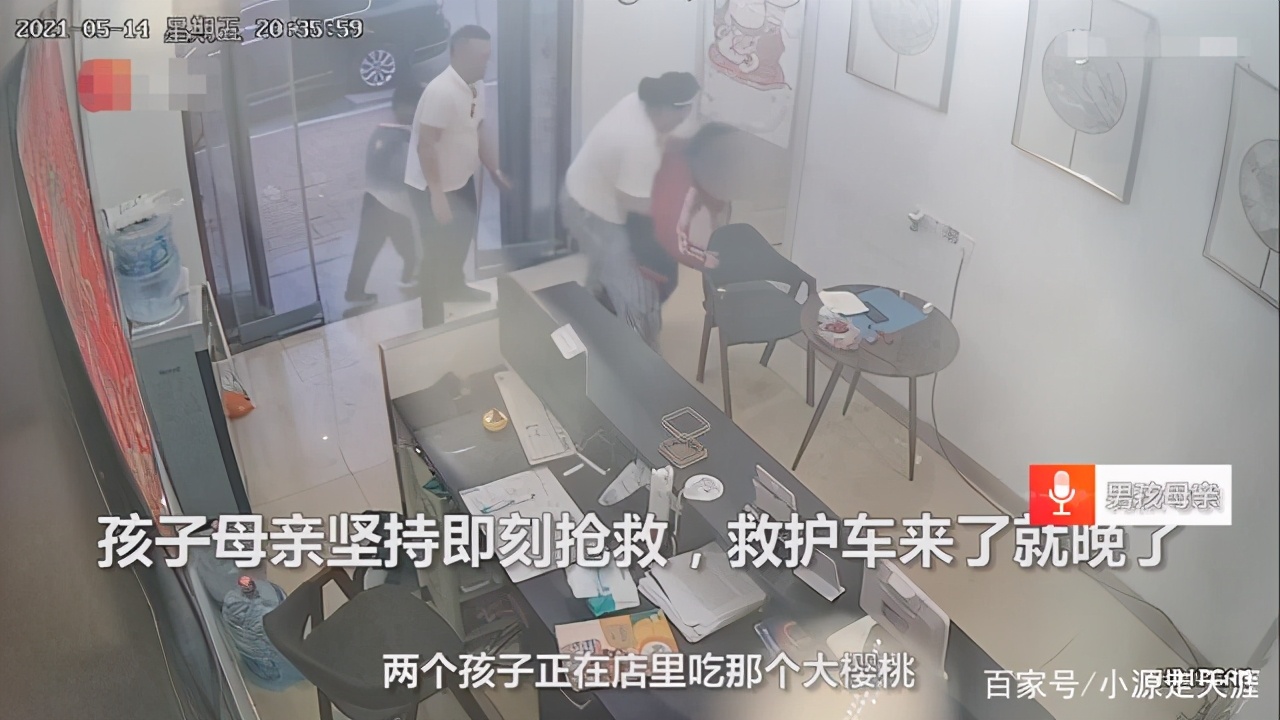 女孩吃面条卡住,现场演示被异物卡住女生怎么急救