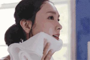 想要皮肤皱纹少这三个动作少不了,30岁出现了皱纹松弛可逆吗