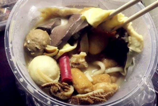 男同事点外卖,汤洒出一半,正要给差评,外卖小哥发来这种短信