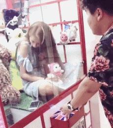 搞笑gif跟着妹子的节拍摇起来,敲锣打鼓甩头搞笑gif