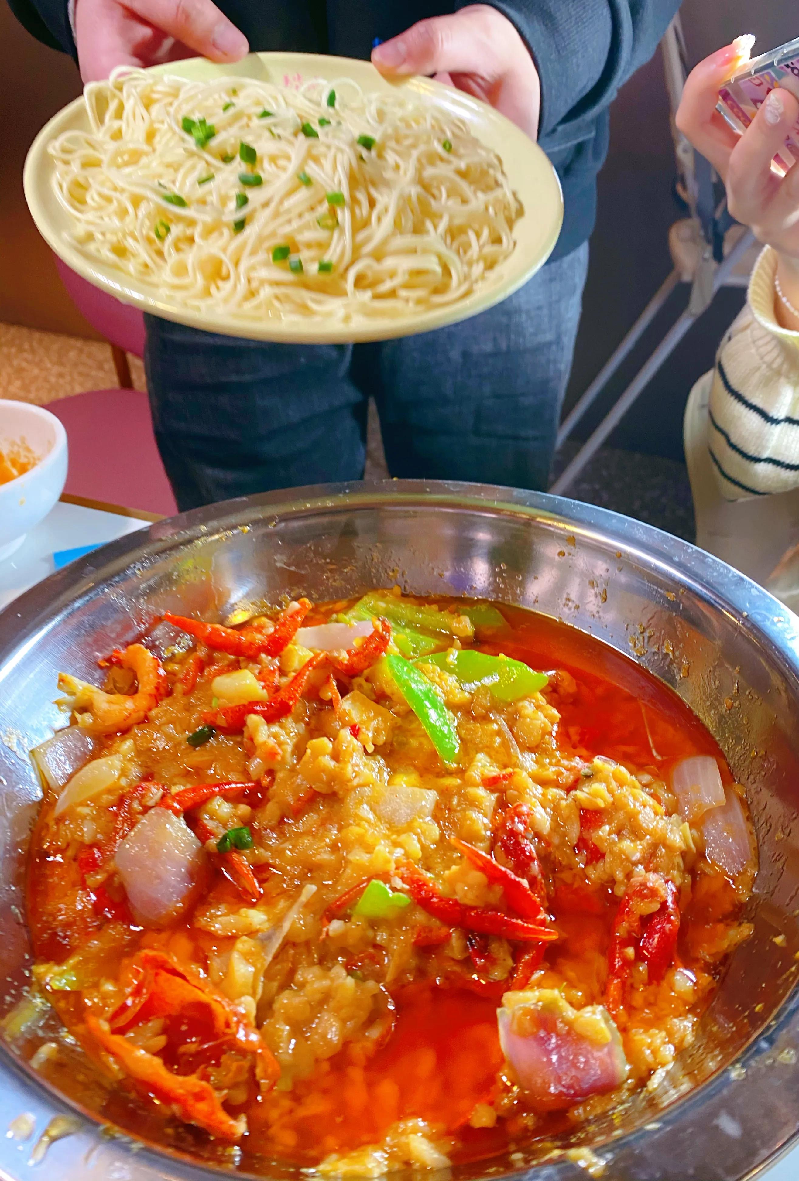 没想到西安这家饭店，把虾做出了各种“花”，排队吃虾人真多