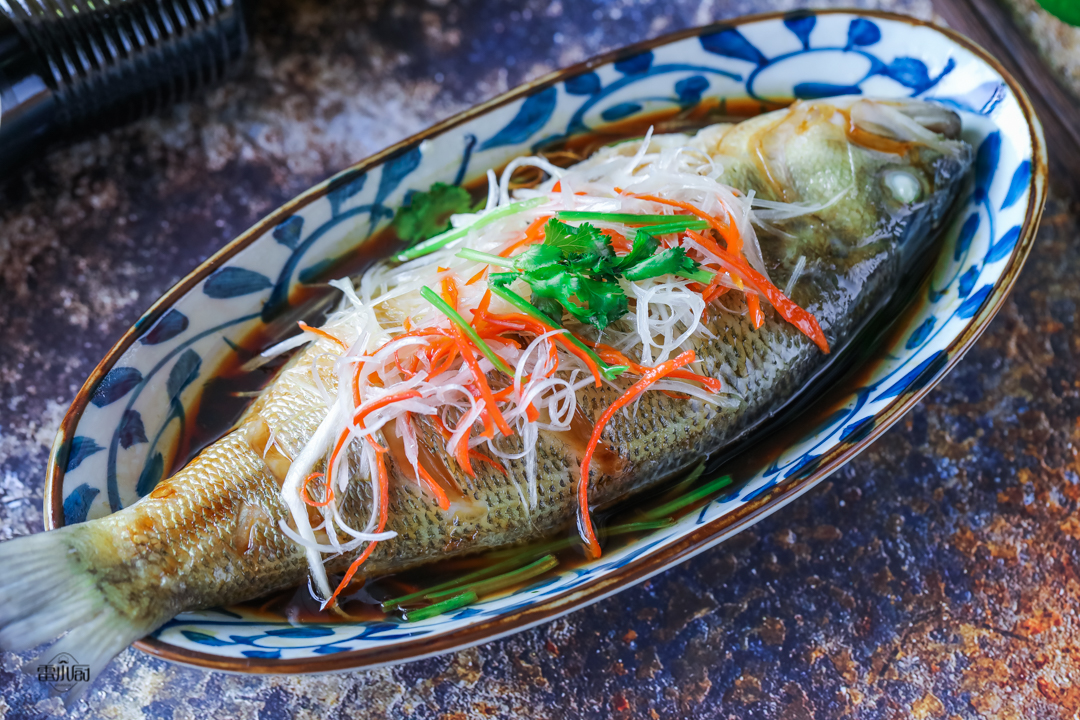 蒸鱼时先放蒸鱼豉油还是先淋热油,蒸鱼是先淋油还是先淋蒸鱼豉油