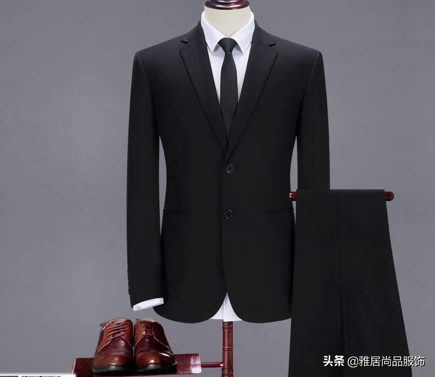 男士黑色西装搭配什么颜色打底衫,男士休闲西装外套怎么穿搭配好看