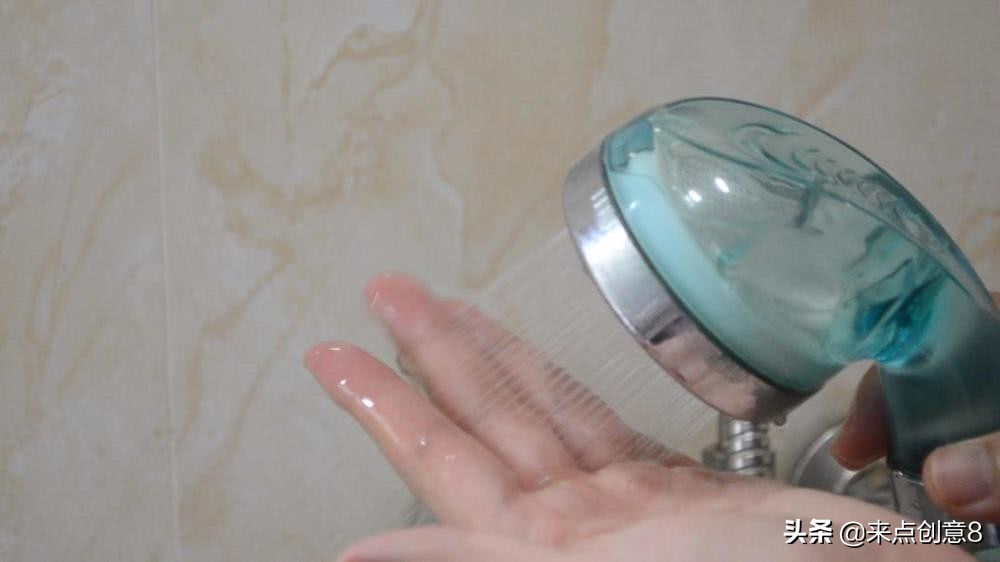 把牙膏涂抹在淋浴喷头上,把牙膏挤到喷水壶里