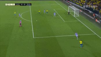 机智的布教授！95分钟场上竟出现2球！布斯克茨用球砸对手绝杀被毁