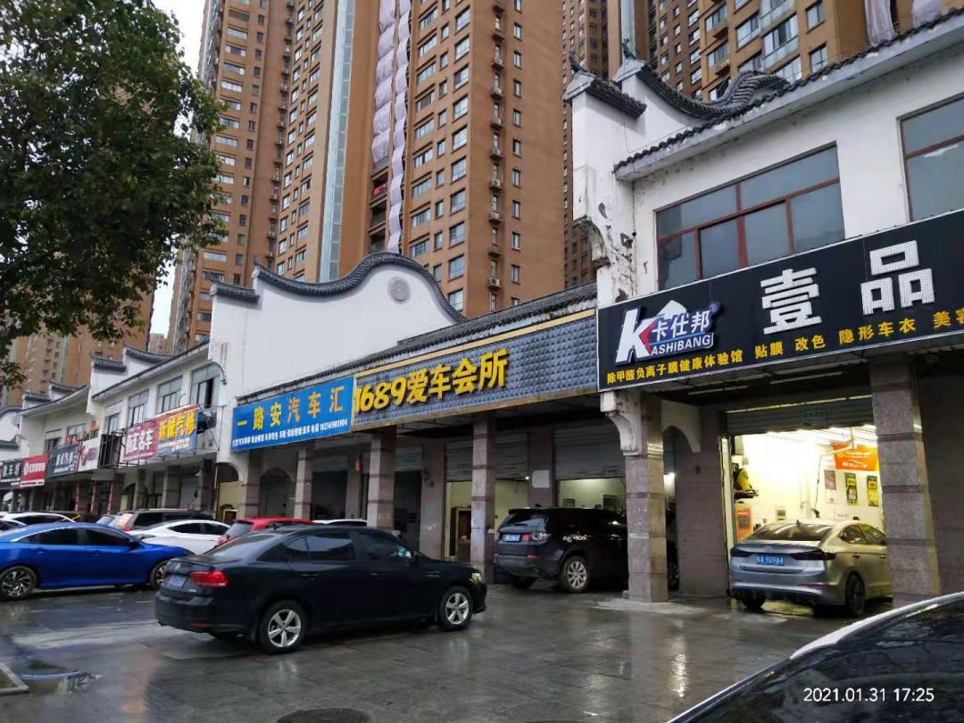 一路之隔繁华程度不一样,一路之隔和万人空巷的区别