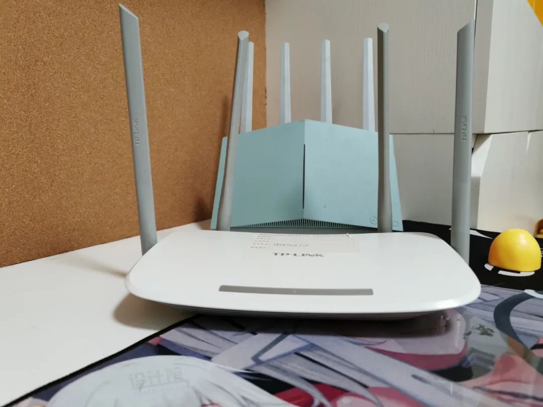 躺床上玩手机卧室灯刺眼,wifi在房间两格信号很卡