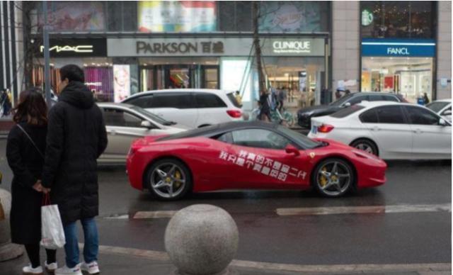 美女开法拉利行驶在北京的路上,开红色法拉利跑高速的美女