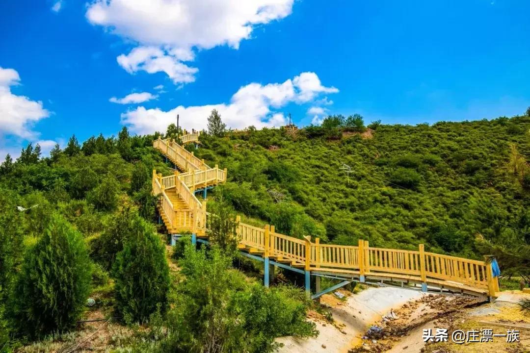 山顶真实足球场,足球场的高颜值图片