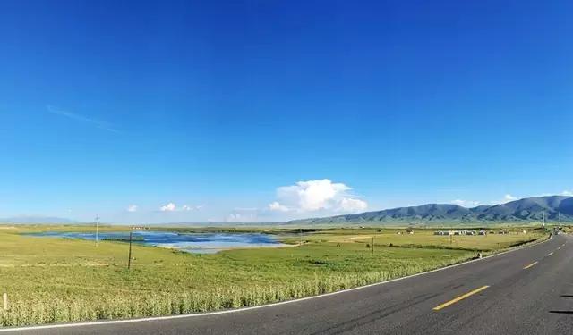 在公路旁随手一拍都是美景,中国有一条公路每一公里都是美景