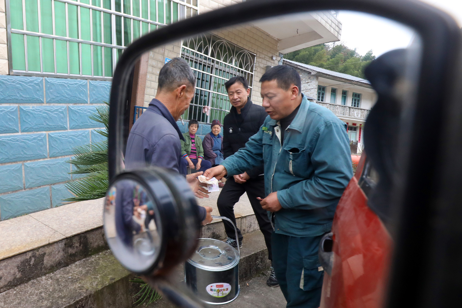 吴文清：27年，乡邮路上的“捎带哥”